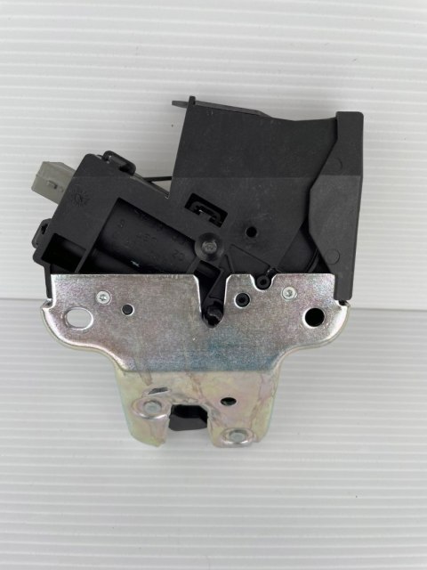 Audi A5 8T Zamek klapy bagażnika 4E0827645A oryginał