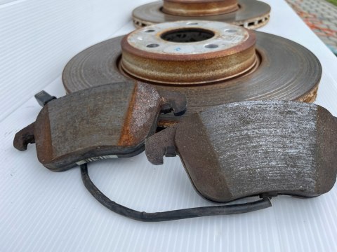 Audi A5 8T tarcze hamulcowe przód klocki 8K0615301 oryginał